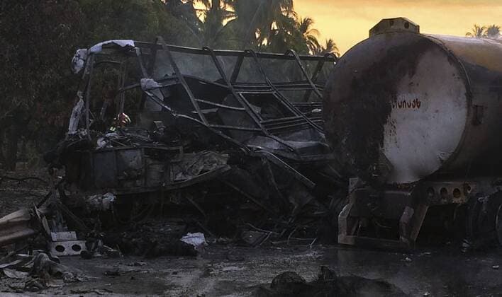Mexiko: Tanklaster kollidiert mit Bus View of a transportation accident on a motorway in the limits of the Mexican states of Michoacan and Guerrero (Mexico), on 13 April 2017. At least 14 people died and 20 more were injured when a passenger bus and a fuel-laden truck collided in the Siglo XXI highway close to the toll booth in Feliciano, in the southern state of Guerrero, according to Michoacan State Firemen s Association (ABEM). AT LEAST 4 DEAD PEOPLE AND 20 INJURED IN A ROAD ACCIDENT IN MEXICO !ACHTUNG: NUR REDAKTIONELLE NUTZUNG!  Copyright: xSTRx MEX002 20170413-636277051316315646