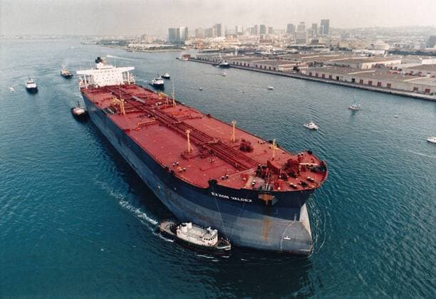 April 13, 2017 - USA - The beleaguered Exxon Valdez, escorted by tugs and Coast GUard vessels, makes its way through San Diego Bay to the shipyard of its birth, where the tanker will undergo repairs four months after the massive Alaska oil spill. Print stamped July 31, 1989. USA - ZUMAm67_ 20170413_zaf_m67_011 Copyright: xBobxGrieserx