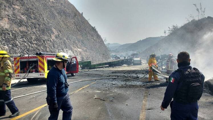(170413) -- GUERRERO (MEXICO), April 13, 2017 -- Image taken by a mobile device shows rescuers working at the site where a head-on collision between a gas tanker truck and a passenger bus occurred on a highway in Mexico s southern state of Guerrero, on April 13, 2017. The death toll from a head-on collision between a gas tanker truck and a passenger bus in south Mexico on Thursday climbed to 24, officials told Xinhua. ) BEST QUALITY AVAILABLE MEXICO-GUERRERO-COLLISION Str 