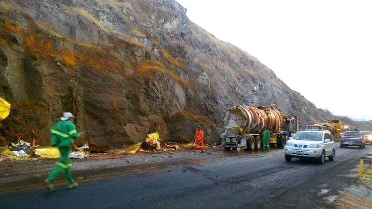 (170413) -- GUERRERO (MEXICO), April 13, 2017 -- Image taken by a mobile device shows rescuers working at the site where a head-on collision between a gas tanker truck and a passenger bus occurred on a highway in Mexico s southern state of Guerrero, on April 13, 2017. The death toll from a head-on collision between a gas tanker truck and a passenger bus in south Mexico on Thursday climbed to 24, officials told Xinhua. ) BEST QUALITY AVAILABLE MEXICO-GUERRERO-COLLISION Str 