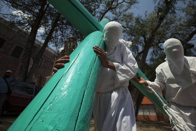 April 13, 2017 - Temascancingo, Estado De Mexico, MEXICO - With more than 100 years of tradition, the Brotherhood of Cruciferos, founded in 1902 enact the traditional walk on the streets in the municipality of Temascalcingo, Estado de Mexico on Thursday, April 13, 2017. More than 150 men of all ages carry the cross as penance, petition or for blessings received during Eastern weekend. ANTONIO NAVA PI Temascancingo MEXICO - ZUMAp124 20170413_zaa_p124_002 Copyright: xAntonoxNavax