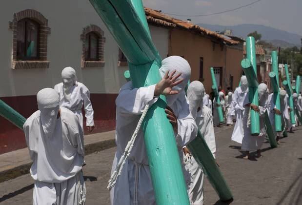 April 13, 2017 - Temascancingo, Estado De Mexico, MEXICO - With more than 100 years of tradition, the Brotherhood of Cruciferos, founded in 1902 enact the traditional walk on the streets in the municipality of Temascalcingo, Estado de Mexico on Thursday, April 13, 2017. More than 150 men of all ages carry the cross as penance, petition or for blessings received during Eastern weekend. ANTONIO NAVA PI Temascancingo MEXICO - ZUMAp124 20170413_zaa_p124_004 Copyright: xAntonoxNavax