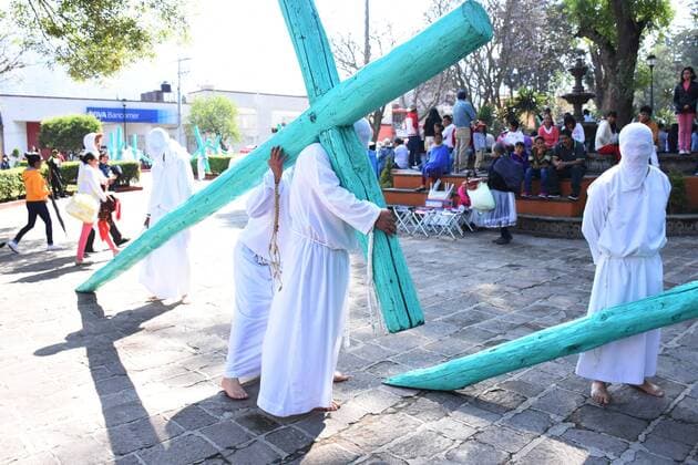 April 14, 2017 - Mexico City, Mexico - Penitents are seen Lifting a wooden cross during Cruciferos religious procession on Good Friday as part of Mexican Holy Week celebrations on April 14, 2017 in Temascalcingo, Mexico Mexico City Mexico  - ZUMAn230 20170414_zaa_n230_305 Copyright: xCarlosxTischlerx