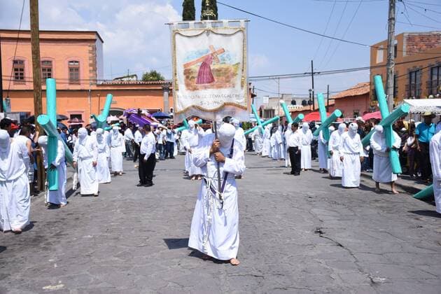 April 14, 2017 - Mexico City, Mexico - Penitents are seen Lifting a wooden cross during Cruciferos religious procession on Good Friday as part of Mexican Holy Week celebrations on April 14, 2017 in Temascalcingo, Mexico Mexico City Mexico  - ZUMAn230 20170414_zaa_n230_306 Copyright: xCarlosxTischlerx