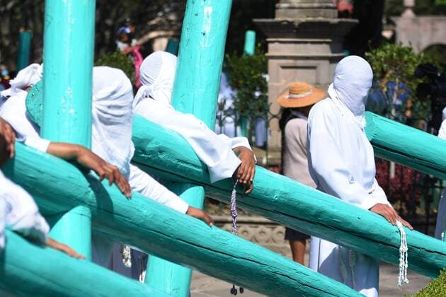April 14, 2017 - Mexico City, Mexico - Penitents are seen Lifting a wooden cross during Cruciferos religious procession on Good Friday as part of Mexican Holy Week celebrations on April 14, 2017 in Temascalcingo, Mexico Mexico City Mexico  - ZUMAn230 20170414_zaa_n230_308 Copyright: xCarlosxTischlerx
