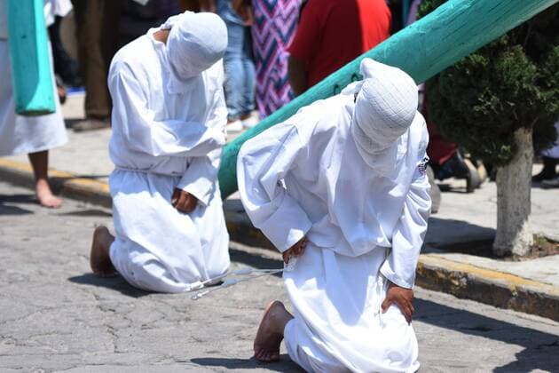 April 14, 2017 - Mexico City, Mexico - Penitents are seen Lifting a wooden cross during Cruciferos religious procession on Good Friday as part of Mexican Holy Week celebrations on April 14, 2017 in Temascalcingo, Mexico Mexico City Mexico  - ZUMAn230 20170414_zaa_n230_309 Copyright: xCarlosxTischlerx
