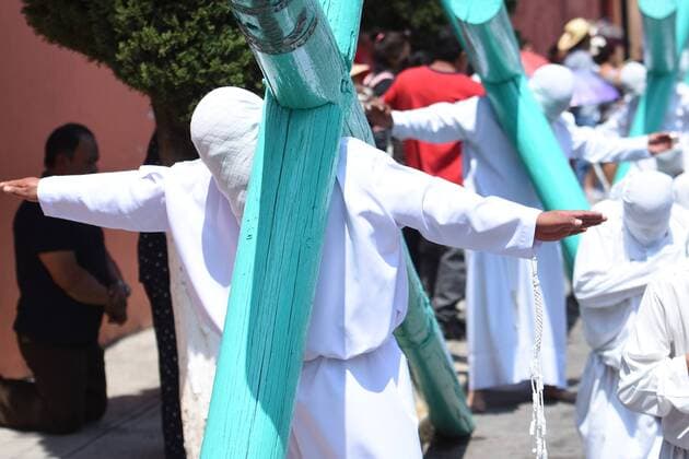 April 14, 2017 - Mexico City, Mexico - Penitents are seen Lifting a wooden cross during Cruciferos religious procession on Good Friday as part of Mexican Holy Week celebrations on April 14, 2017 in Temascalcingo, Mexico Mexico City Mexico  - ZUMAn230 20170414_zaa_n230_310 Copyright: xCarlosxTischlerx