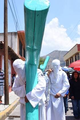 April 14, 2017 - Mexico City, Mexico - Penitents are seen Lifting a wooden cross during Cruciferos religious procession on Good Friday as part of Mexican Holy Week celebrations on April 14, 2017 in Temascalcingo, Mexico Mexico City Mexico  - ZUMAn230 20170414_zaa_n230_312 Copyright: xCarlosxTischlerx