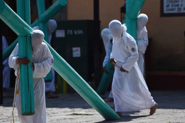 April 14, 2017 - Mexico City, Mexico - Penitents are seen Lifting a wooden cross during Cruciferos religious procession on Good Friday as part of Mexican Holy Week celebrations on April 14, 2017 in Temascalcingo, Mexico Mexico City Mexico  - ZUMAn230 20170414_zaa_n230_313 Copyright: xCarlosxTischlerx