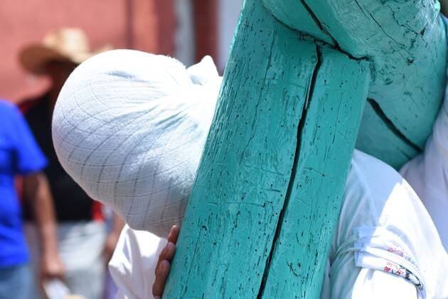 April 14, 2017 - Mexico City, Mexico - Penitents are seen Lifting a wooden cross during Cruciferos religious procession on Good Friday as part of Mexican Holy Week celebrations on April 14, 2017 in Temascalcingo, Mexico Mexico City Mexico  - ZUMAn230 20170414_zaa_n230_315 Copyright: xCarlosxTischlerx