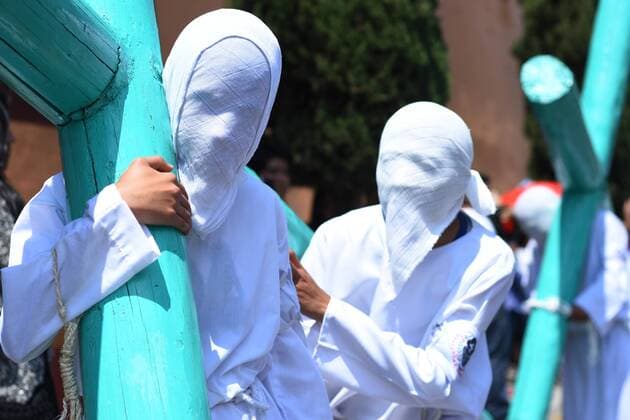 April 14, 2017 - Mexico City, Mexico - Penitents are seen Lifting a wooden cross during Cruciferos religious procession on Good Friday as part of Mexican Holy Week celebrations on April 14, 2017 in Temascalcingo, Mexico Mexico City Mexico  - ZUMAn230 20170414_zaa_n230_317 Copyright: xCarlosxTischlerx