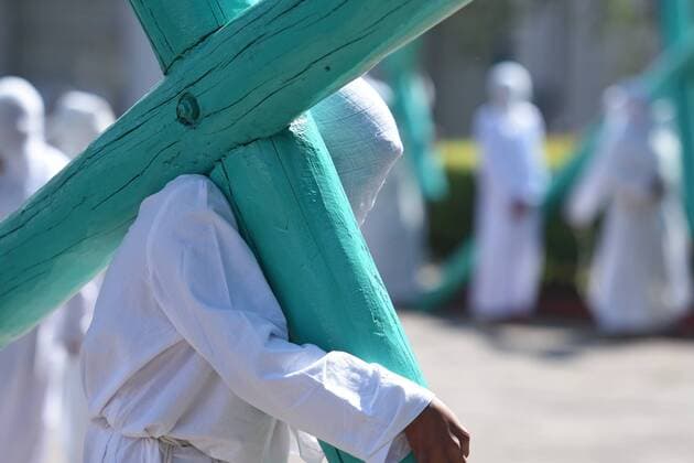 April 14, 2017 - Mexico City, Mexico - Penitents are seen Lifting a wooden cross during Cruciferos religious procession on Good Friday as part of Mexican Holy Week celebrations on April 14, 2017 in Temascalcingo, Mexico Mexico City Mexico  - ZUMAn230 20170414_zaa_n230_318 Copyright: xCarlosxTischlerx
