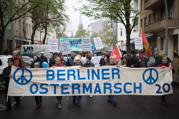 Themen der Woche Bilder des Tages Ostermarsch 2017 Über 600 Menschen protestieren in Berlin auf dem traditionellen Ostermarsch gegen Krieg, Aufrüstung und für weltweiten Frieden.