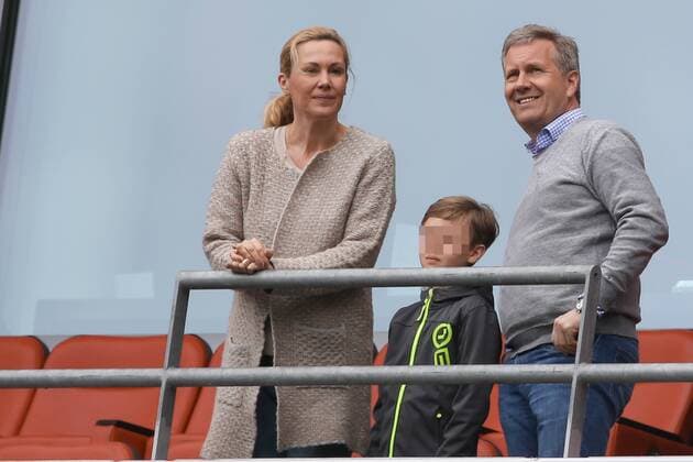 Hannover, Derby: 96 gegen Braunschweig in der HDI Arena, Ex Bundespräsident Christian Wulff mit Gattin Bettina und Sohn Linus Florian, in der Roßmann Loge,