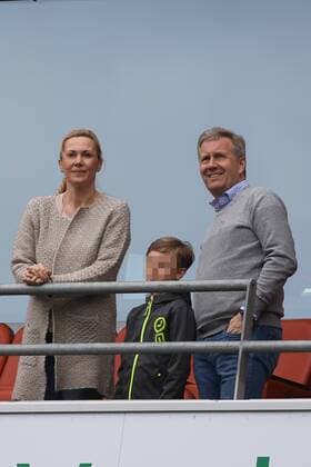 Hannover, Derby: 96 gegen Braunschweig in der HDI Arena, Ex Bundespräsident Christian Wulff mit Gattin Bettina und Sohn Linus Florian, in der Roßmann Loge,