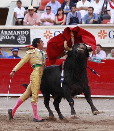 Bullfighter Ignacio Garibay performs with his bull Camilo with 507 kg. during the first corrida of the San Marcos National Fair 2017 in Aguas Calientes, Mexico, 16 April 2017. San Marcos National Fair 2017 !ACHTUNG: NUR REDAKTIONELLE NUTZUNG!  Copyright: xMarioxGuzmánx AGU37 20170417-636280039925506519