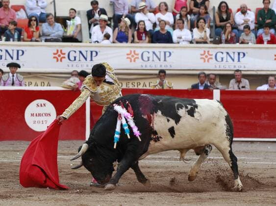 Bullfighter Sergio Flores performs with his bull Constructor with 522 kg. during the first corrida of the San Marcos National Fair 2017 in Aguas Calientes, Mexico, 16 April 2017. San Marcos National Fair 2017 !ACHTUNG: NUR REDAKTIONELLE NUTZUNG!  Copyright: xMarioxGuzmánx AGU39 20170417-636280040538734657