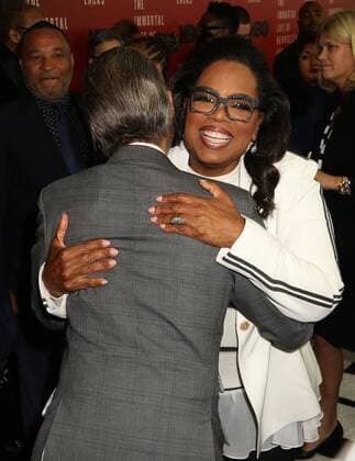 Bilder des Tages April 18, 2017 - New York, New York, U.S. - REV. AL SHARPTON hugs OPRAH WINFREY at the New York Premiere of The Immortal Life of Henrietta Lacks held at the SVA Theater. New York U.S. - ZUMAk03_ 20170418_zaf_k03_074 Copyright: xNancyxKaszermanx