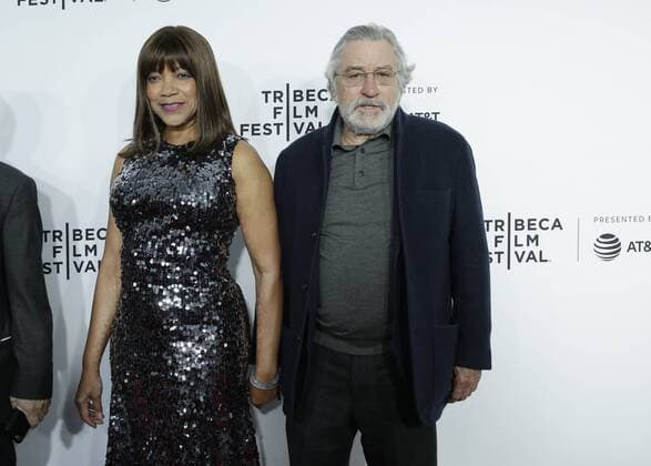 Bilder des Tages Robert De Niro and Grace Hightower arrive on the red carpet at the Clive Davis: The Soundtrack Of Our Lives Premiere at Radio City Music Hall on April 19, 2017 in New York City.  NYP20170419163 JOHNxANGELILLO