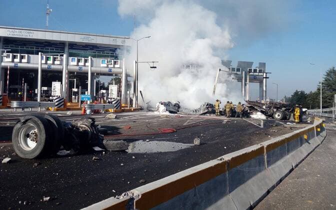 Mexiko: Schwerer Verkehrsunfall auf der Autobahn Mexiko-Toluca April 19, 2017 - Mexico - EUM20170419NAC10.JPG.OCOYOACAC, Mex.- AccidentAccidente-Edomex.- Este miercoles, un trailer volco y se incendio junto a la caseta de cobro del nuevo tramo de la autopista Mexico-Toluca, en las inmediaciones del kilometro 40, de este municipio del Estado de Mexico, dejando un saldo preliminar de una persona fallecida, 19 de abril 2017. Foto: Agencia EL UNIVERSALGerardo MendozaRCC. Mexico  - ZUMAu78_ 20170419_zaf_u78_042 Copyright: xElxUniversalx