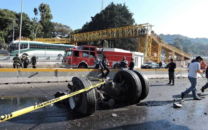 Bilder des Tages Mexiko: Schwerer Verkehrsunfall auf der Autobahn Mexiko-Toluca April 19, 2017 - Mexico - EUM20170419NAC11.JPG.OCOYOACAC, Mex.- AccidentAccidente-Edomex.- Este miercoles, un trailer volco y se incendio junto a la caseta de cobro del nuevo tramo de la autopista Mexico-Toluca, en las inmediaciones del kilometro 40, de este municipio del Estado de Mexico, dejando un saldo preliminar de una persona fallecida, 19 de abril 2017. Foto: Agencia EL UNIVERSALGerardo MendozaRCC. Mexico  - ZUMAu78_ 20170419_zaf_u78_043 Copyright: xElxUniversalx