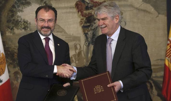 Spanish Foreign Minister, Alfonso Dastis (R), exchanges documents with his Mexican counterpart, Luis Videgaray (L), at the end of the 12th meeting of the Spain-Mexico Binational Commission held in Madrid, Spain, on 20 April 2017. Mexican Foreign Minister visits !ACHTUNG: NUR REDAKTIONELLE NUTZUNG!  Copyright: xFernandoxAlvaradox 20170420-636282944520967866