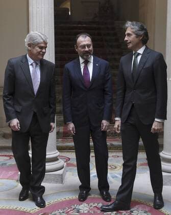 Spanish Foreign Minister, Alfonso Dastis (L), and his Mexican counterpart, Luis Videgaray (C), chat with Spanish Minister of Public Works, Inigo de la Serna (R), before the start of the 12th meeting of the Spain-Mexico Binational Commission held in Madrid, Spain, on 20 April 2017. Mexican Foreign Minister visits !ACHTUNG: NUR REDAKTIONELLE NUTZUNG!  Copyright: xFernandoxAlvaradox 20170420-636282957698660300