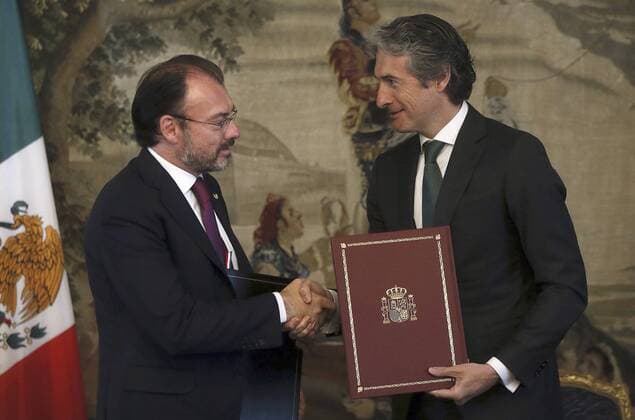 Mexican Foreign Minister, Luis Videgaray (L), and Spanish Minister of Public Works, Inigo de la Serna (R), exchange documents at the end of the 12th meeting of the Spain-Mexico Binational Commission held in Madrid, Spain, on 20 April 2017. Mexican Foreign Minister visits !ACHTUNG: NUR REDAKTIONELLE NUTZUNG!  Copyright: xFernandoxAlvaradox 20170420-636282975075956742