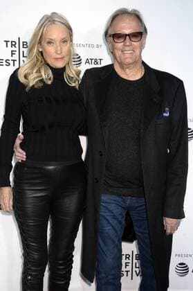 Peter Fonda mit Gattin Margaret DeVogelaere bei der Weltpremiere von Clive Davis: The Soundtrack of Our Lives zur Eröffnung des Tribeca Film Festival 2017 in der Radio City Music Hall. New York, 19.04.2017 Foto:xD.xVanxTinex xFuturexImage