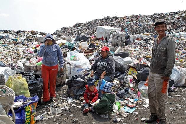 A picture dated 18 April 2017 showing collectors who work at the Bordo de Xochiaca garbage dump in Nezahualcoyotl, Mexico. An ocean of waste that receives 1,200 daily tonnes is the resource of hundreds of men and women in order to make a living. LIFE OF GARBAGE DUMP, THE FIGHT FOR A SURVIVAL SALARY BETWEEN WASTE !ACHTUNG: NUR REDAKTIONELLE NUTZUNG!  Copyright: xAlexxCruzx MEX001 20170420-636283136907841603