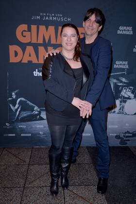 Eric Benson, Ehefrau Sandrina Koemm-Benson Ankunft Iggy POPs Birthday Bash zum Konzert Kinofilm GIMME DANGER im KIno International in Berlin am 20.04.2017