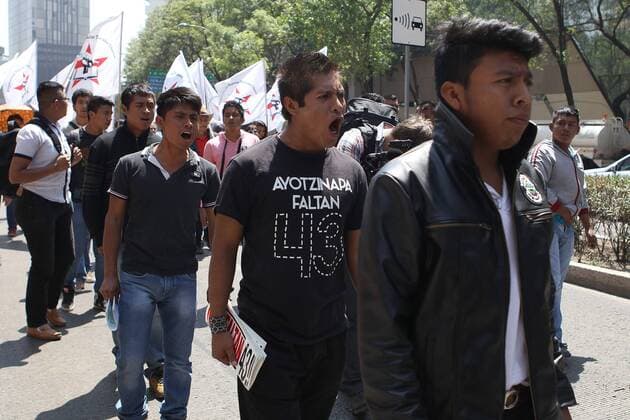 Parents and relatives of the 43 missing students march to demand an efficient investigation on the dissapearance of their children, students of the Ayotzinapa Rural School, in Mexico City, Mexico, 20 April 2017. PARENTS OF THE 43 MISSING STUDENTS DEMAND EFFICIENT INVESTIGATION !ACHTUNG: NUR REDAKTIONELLE NUTZUNG!  Copyright: xALEXxCRUZx MEX001 20170420-636283272425337984