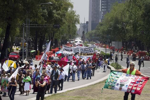 Protestmarsch der Angehörigen der 43 verschwundenen Studenten von Mexiko April 20, 2017 - Mexico - EUM20172004NAC21.JPG.CIUDAD DE MEXICO.- Studen Normalistas-Guerrero.- familiares de los 43 normalistas desaparecidos de Ayotzinapa e integrantes de organizaciones sociales, marcharon y realizaron un planton frente a las instalaciones de la Procuraduria General de la Republica en Reforma, en demanda de una respuesta por parte del gobierno federal. Foto: Agencia EL UNIVERSAL RCC. Mexico  - ZUMAu78_ 20170420_zaf_u78_054 Copyright: xJeniferxNavax