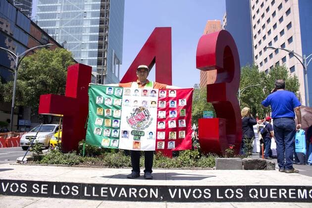 Protestmarsch der Angehörigen der 43 verschwundenen Studenten von Mexiko April 20, 2017 - Mexico - EUM20172004NAC23.JPG.CIUDAD DE MEXICO.- Studen Normalistas-Guerrero.- familiares de los 43 normalistas desaparecidos de Ayotzinapa e integrantes de organizaciones sociales, marcharon y realizaron un planton frente a las instalaciones de la Procuraduria General de la Republica en Reforma, en demanda de una respuesta por parte del gobierno federal. Foto: Agencia EL UNIVERSAL RCC. Mexico  - ZUMAu78_ 20170420_zaf_u78_055 Copyright: xJeniferxNavax