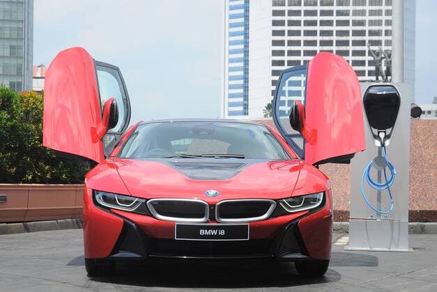 April 20, 2017 - Jakarta, Jakarta, Indonesia - A BMW i8 is seen on the street in Jakarta, Indonesia, on April 20, 2017. BMW i8 Protonic Red Edition is the only unit in Indonesia will be submitted to the first owner. This model was created BMW in exclusive hybrid car performance each country only gets a share of one unit. Jakarta Indonesia  - ZUMAn230 20170420_zaa_n230_248 Copyright: xDasrilxRoszandix