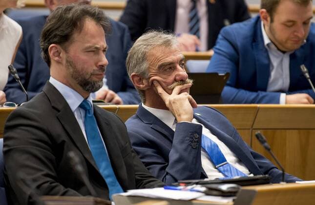 Haushaltsdebatte im Landtag Rheinland-Pfalz Uwe Junge (r.), Fraktionsvorsitzende der AfD (Alternative für Deutschland) im rheinland-pfälzischen Landtag und Jan Bollinger, Parlamentarischer Geschäftsführer und wirtschaftspolitischer Sprecher der AFD (Alternative für Deutschland) im rheinland-pfälzischen Landtag, aufgenommen am Freitag (24.03.2017) während der Debatte zum Landeshaushaltsgesetz 2017 2018. Foto: Torsten Silz Mainz Rheinland-Pfalz Deutschland