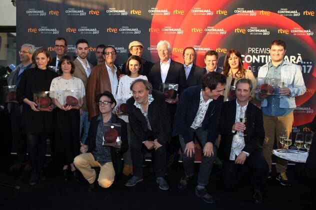 Bilder des Tages US actor Richard Gere (C) poses with the others winner-awards after receive the Continuara s Award of Culture during an act held in Barcelona, northeastern Spain, 21 April 2017. CONTINUARA S AWARD OF CULTURE !ACHTUNG: NUR REDAKTIONELLE NUTZUNG!  Copyright: xALEJANDROxGARCIAx 20170421-636284067606526817