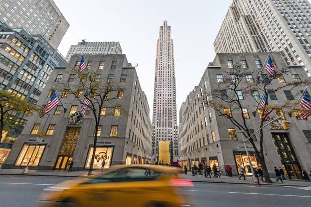Yellow cab on 5th Avenue passing the Rockefeller Centre. Copyright: xMikexKirk LOOPxIMAGESx MKK6514WT055