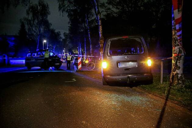 Koeln Verkehrsunfall nach dem Bundesliga Spiel zwischen 1.FC Koeln und TSG 1899 Hoffenheim. Auf dem Weg vom Stadion ueber die Friedrich-Schmidt-Stra?e (Braunsfeld) kam es zu einem Disput zwischen einem Fahrrafahrer (38) und einem PKW Fahrer. Entlang der Stra?e stie? der Fahrradfahrer mit einem am Stra?enrand stehenden PKW zusammen, stuerzte auf die Stra?e und wurde von dem anderen PKW ueberrollt. Der PKW hielt an und fluechtete dann. Die Polizei konnte den Fluechtigen kurze Zeit spaeter finden. Der Fahrradfahrer wurde lebensbedrohlich verletzt und ins Krankenhaus gebracht. Copyright: xHorn Eibner-Pressefotox EP_EER