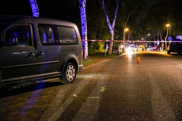 Koeln Verkehrsunfall nach dem Bundesliga Spiel zwischen 1.FC Koeln und TSG 1899 Hoffenheim. Auf dem Weg vom Stadion ueber die Friedrich-Schmidt-Stra?e (Braunsfeld) kam es zu einem Disput zwischen einem Fahrrafahrer (38) und einem PKW Fahrer. Entlang der Stra?e stie? der Fahrradfahrer mit einem am Stra?enrand stehenden PKW zusammen, stuerzte auf die Stra?e und wurde von dem anderen PKW ueberrollt. Der PKW hielt an und fluechtete dann. Die Polizei konnte den Fluechtigen kurze Zeit spaeter finden. Der Fahrradfahrer wurde lebensbedrohlich verletzt und ins Krankenhaus gebracht. Copyright: xHorn Eibner-Pressefotox EP_EER