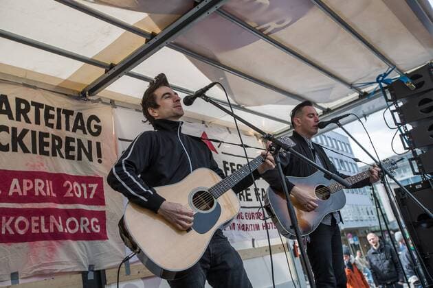 Die Musiker der amerikanischen Punk Band Anti Flag - Justin Geever ( Justin Sane ) und Chris Barker ( Chris 2 ) - stehen am 23. April 2017 im Rahmen des Protest gegen den Landesparteitag der Alternative für Deutschland ( AfD ) auf dem Heumarkt in Köln auf einem LKW und geben ein kostenloses Konzert. Konzert - Anti Flag in Köln