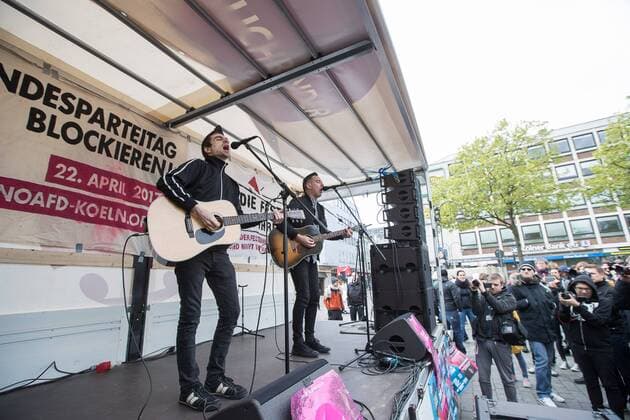 Die Musiker der amerikanischen Punk Band Anti Flag - Justin Geever ( Justin Sane ) und Chris Barker ( Chris 2 ) - stehen am 23. April 2017 im Rahmen des Protest gegen den Landesparteitag der Alternative für Deutschland ( AfD ) auf dem Heumarkt in Köln auf einem LKW und geben ein kostenloses Konzert. Konzert - Anti Flag in Köln