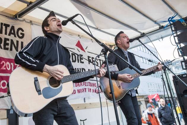 Die Musiker der amerikanischen Punk Band Anti Flag - Justin Geever ( Justin Sane ) und Chris Barker ( Chris 2 ) - stehen am 23. April 2017 im Rahmen des Protest gegen den Landesparteitag der Alternative für Deutschland ( AfD ) auf dem Heumarkt in Köln auf einem LKW und geben ein kostenloses Konzert. Konzert - Anti Flag in Köln