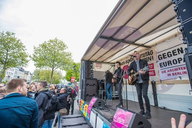 Die Musiker der amerikanischen Punk Band Anti Flag - Justin Geever ( Justin Sane ) und Chris Barker ( Chris 2 ) - stehen am 23. April 2017 im Rahmen des Protest gegen den Landesparteitag der Alternative für Deutschland ( AfD ) auf dem Heumarkt in Köln auf einem LKW und geben ein kostenloses Konzert. Konzert - Anti Flag in Köln