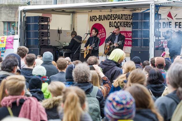 Die Musiker der amerikanischen Punk Band Anti Flag - Justin Geever ( Justin Sane ) und Chris Barker ( Chris 2 ) - stehen am 23. April 2017 im Rahmen des Protest gegen den Landesparteitag der Alternative für Deutschland ( AfD ) auf dem Heumarkt in Köln auf einem LKW und geben ein kostenloses Konzert. Konzert - Anti Flag in Köln