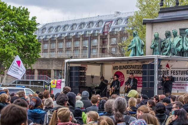 Die Musiker der amerikanischen Punk Band Anti Flag - Justin Geever ( Justin Sane ) und Chris Barker ( Chris 2 ) - stehen am 23. April 2017 im Rahmen des Protest gegen den Landesparteitag der Alternative für Deutschland ( AfD ) auf dem Heumarkt in Köln auf einem LKW und geben ein kostenloses Konzert. Konzert - Anti Flag in Köln