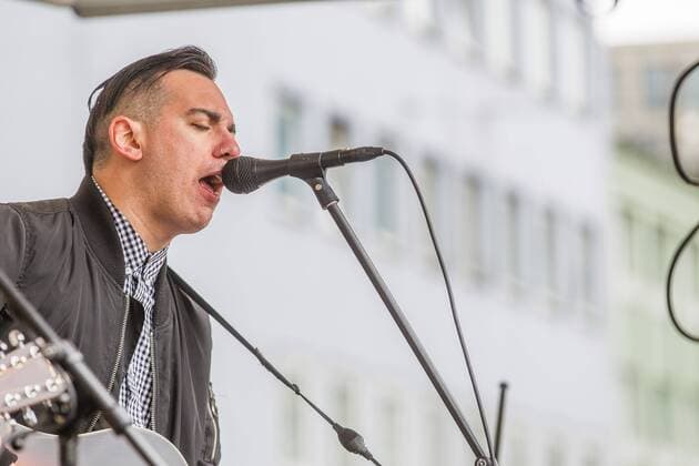 Die Musiker der amerikanischen Punk Band Anti Flag - Justin Geever ( Justin Sane ) und Chris Barker ( Chris 2 ) - stehen am 23. April 2017 im Rahmen des Protest gegen den Landesparteitag der Alternative für Deutschland ( AfD ) auf dem Heumarkt in Köln auf einem LKW und geben ein kostenloses Konzert. Konzert - Anti Flag in Köln