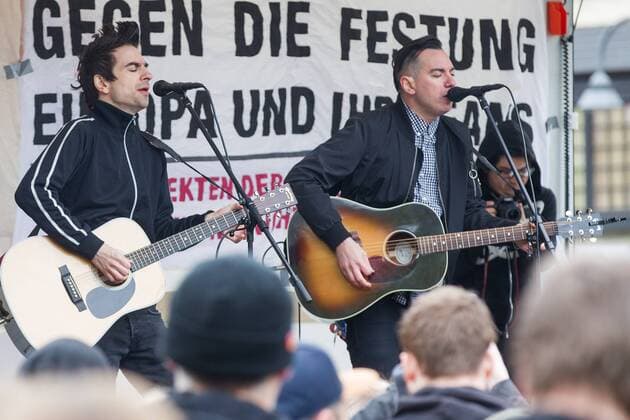 Die Musiker der amerikanischen Punk Band Anti Flag - Justin Geever ( Justin Sane ) und Chris Barker ( Chris 2 ) - stehen am 23. April 2017 im Rahmen des Protest gegen den Landesparteitag der Alternative für Deutschland ( AfD ) auf dem Heumarkt in Köln auf einem LKW und geben ein kostenloses Konzert. Konzert - Anti Flag in Köln