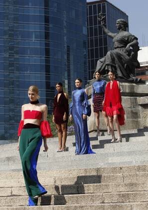 Models present the creations of Mexican designer Kris Goyri during the first Mercedes Benz Fashion Week celebrated at the iconic monument of the Independence Square in Mexico City, Mexico, 23 April 2017. MERCEDES BENZ FASHION WEEK !ACHTUNG: NUR REDAKTIONELLE NUTZUNG!  Copyright: xJorgexNúnezx MEX001 20170423-636285779876822953