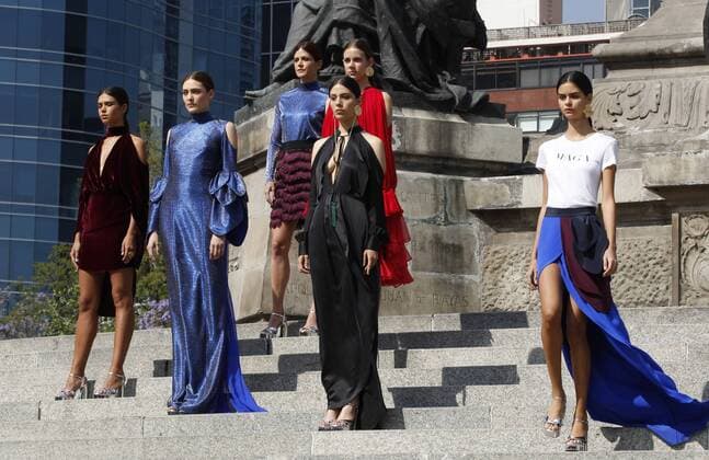 Models present the creations of Mexican designer Kris Goyri during the first Mercedes Benz Fashion Week celebrated at the iconic monument of the Independence Square in Mexico City, Mexico, 23 April 2017. MERCEDES BENZ FASHION WEEK !ACHTUNG: NUR REDAKTIONELLE NUTZUNG!  Copyright: xJorgexNúnezx MEX001 20170423-636285780502530931